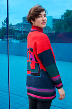 Lade das Bild in den Galerie-Viewer, LABYRINTH - Stehkragenpullover - rot/bunt